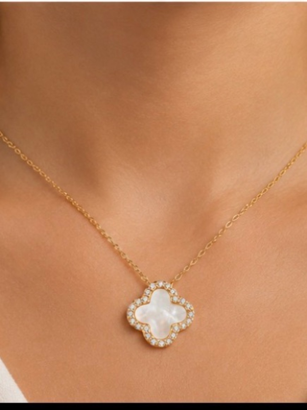 Gold Mother-of-Pearl Clover Pendant Necklace

14 k gold plated
S925